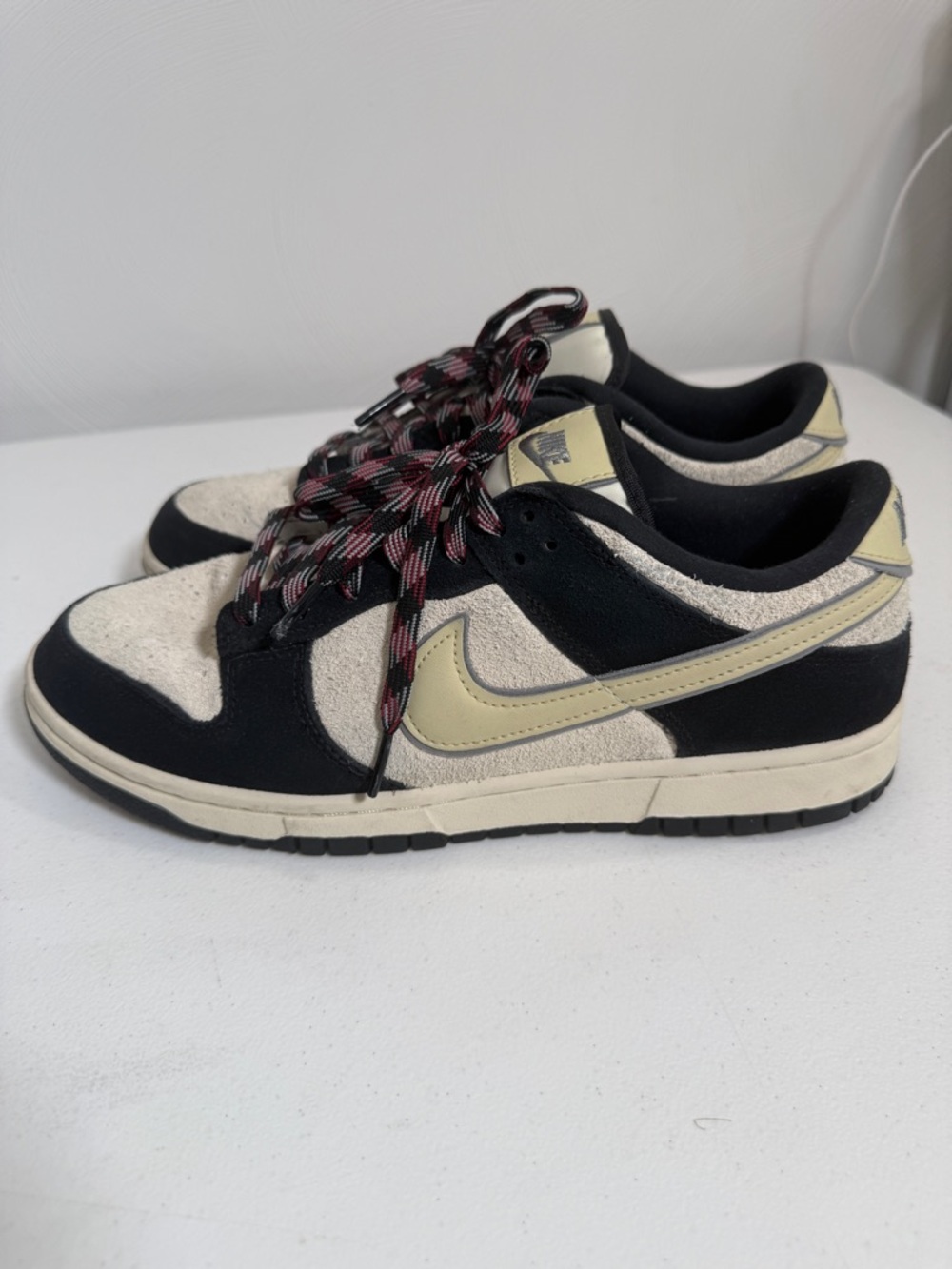 Nike dunks Men’s Low-Top Sneakers in Black and Cream